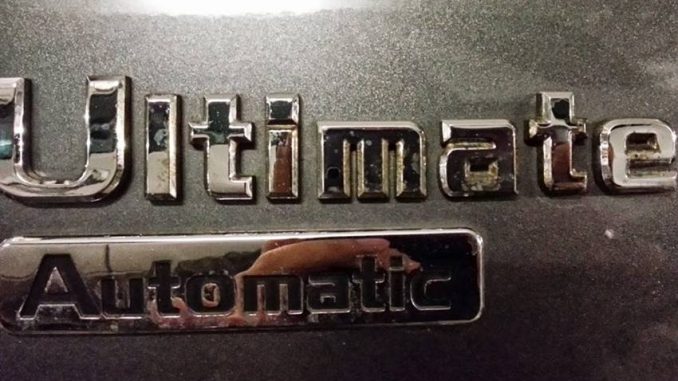 membersihkan-emblem-mobil-2